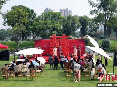 成都：新人体验“汉服游园会” 七夕婚姻登记仪式感“拉满”-中新网