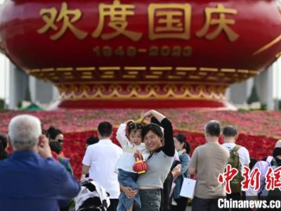“祝福祖国”巨型花篮亮相天安门广场-中新网