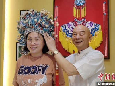 走进桂林非遗传承体验站：在彩色里“沉浸式探秘”-中新网