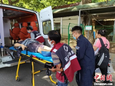 云南西双版纳：打洛边检站开通绿色通道 帮助重伤旅客就医-中新网