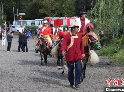 四川盐源：摩梭儿女携手游客欢度转山转海节-中新网