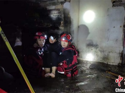 台风“三巴”带来强降雨致广西北海市区内涝 消防部门彻夜救援-中新网