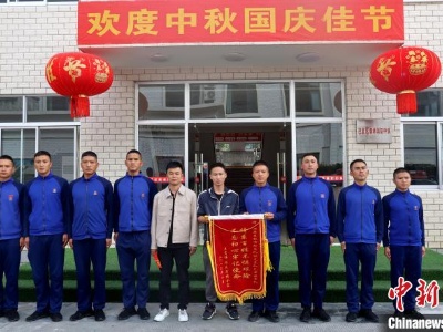 游客登山滑落至峡谷 西藏林芝森林消防火速救援-中新网