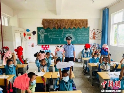 中缅边境云南沧源班老乡：戍边民警爱心接力 捐资助学16年-中新网