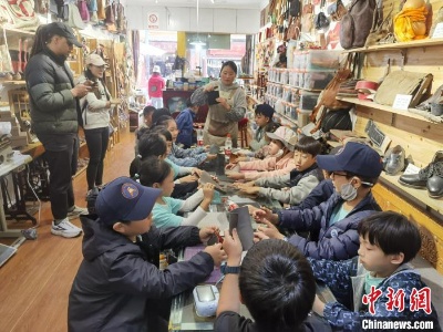 从小学老师到古城皮匠：高原手艺人传承弘扬百年技艺-中新网