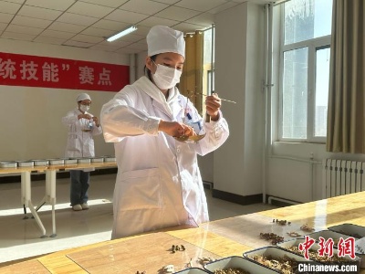 兰州职教学子竞技“十八般武艺”：闻香识药  听音辨故-中新网