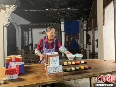 73岁高龄带货直播 浙江乌镇“巧妈妈”的十年“触网”路-中新网