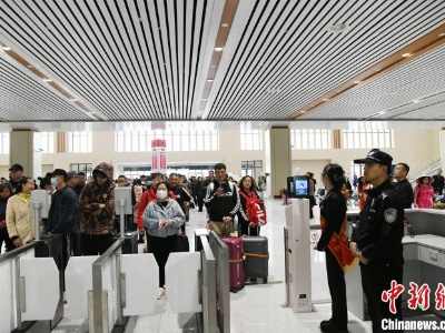 直通中越边境高铁防城港至东兴铁路开通 香港同胞尝鲜-中新网