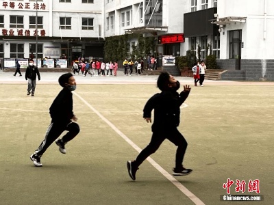 两会大家谈 | 持续减负，让师生轻装上阵-中新网