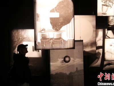 第三届集美·阿尔勒“影像策展人奖”获奖展览《燃烧之路》亮相上海-中新网