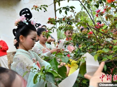 福州再现花朝节习俗 汉服少女赏红护花祭花神-中新网
