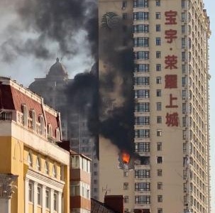哈尔滨市一临街高层住宅发生燃气爆燃 无人员伤亡-中新网