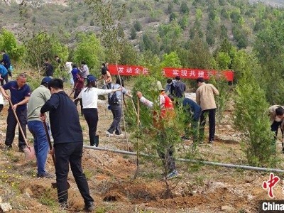 第55个世界地球日 2.1万市民为北京添新绿-中新网