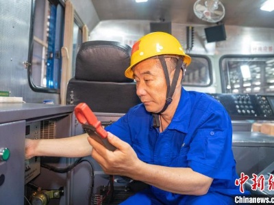 广西“铁路工匠”坚守最后一个“五一”  曾“医治”上百台大机-中新网