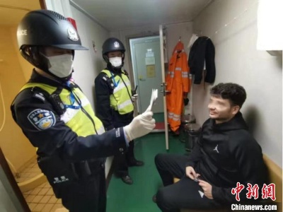 上海吴淞边检开启绿色通道救助受伤病困扰外籍船员-中新网