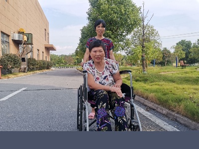 江西丰城：照护一个人 脱贫一家人 