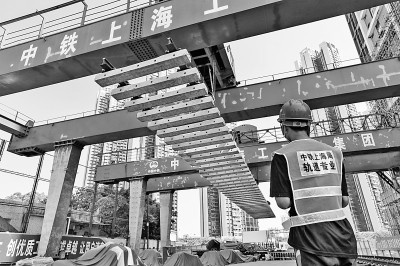 广州首条环线地铁铺轨过江