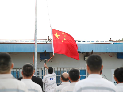 中国驻瑙鲁使馆复馆小组举行升国旗仪式