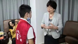 快讯！“军歌之父”郑律成之女郑小提接受我台小记者献花及采访