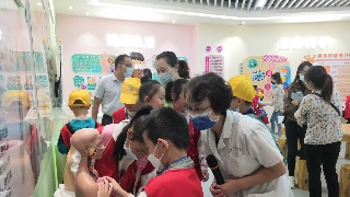 涨知识！八里湖一小广电小记者走进九江市妇幼保健院参观体验