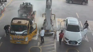江西九江石油分公司：加能站员工30秒紧急扑灭着火工程车