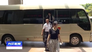 出席市十六届人大四次会议的代表今天报到