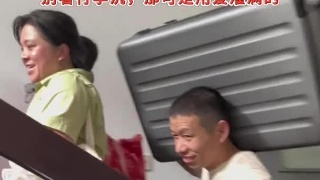 浙江大学新生入学，全家总动员！爸爸开心地扛着行李箱爬六层楼，别看行李沉，那可是用爱灌满的