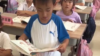 老师让学生读课文，结果学生有感情地“唱”了出来，学生：老师 这真的很难不唱出来
