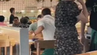 只要思想不滑坡，工作都能干出花！小伙光速收桌震惊顾客