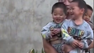 三胞胎爸爸带娃满地抓孩子， 网友：看不过来，根本看不过来！