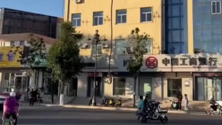 顾客用无人机找摊主取外卖，摊主：我也整一个来送货