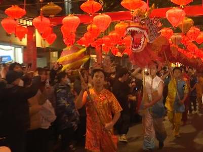 游“信江花月夜”新春灯会  感受传统文化魅力 