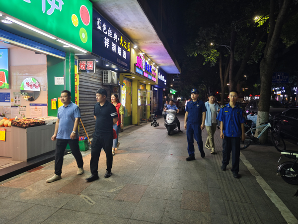 鹰潭市月湖区梅园街道沿江社区开展电动车安全隐患排查整治夜活动