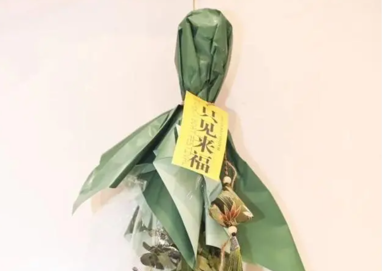 长天新闻丨江右锐评：“新式艾草门挂”走红，“旧市场”为何能玩出“新花样”？