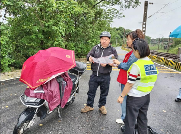 鹰潭市月湖区梅园街道枫园社区开展“5·26 我爱路”宣传教育活动