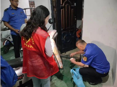 鹰潭市月湖区梅园街道鹰东社区开展电动自行车夜查行动