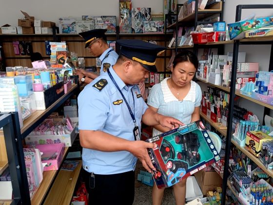 宜春市万载县市场监管局马步分局开展学生及儿童用品“查隐患守安全”专项行动