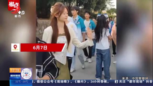 【新闻热搜】湖北南漳：考生排队与警号“985”“211”的民警击掌