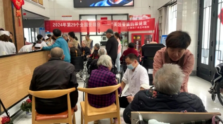 上饶市广丰区中医院走进五都福康颐养院开展“爱眼日”义诊活动