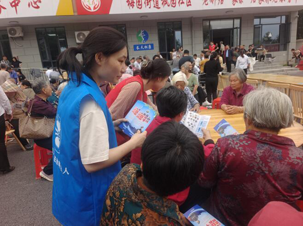 鹰潭市月湖区梅园街道枫园社区开展禁毒宣传活动