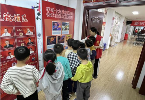 鹰潭市月湖区江边街道杏南社区开展“护苗助成长·红心永相传”青少年爱国主义教育活动