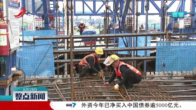 沪昆高速梨东改扩建项目全线最大跨度悬浇梁合龙
