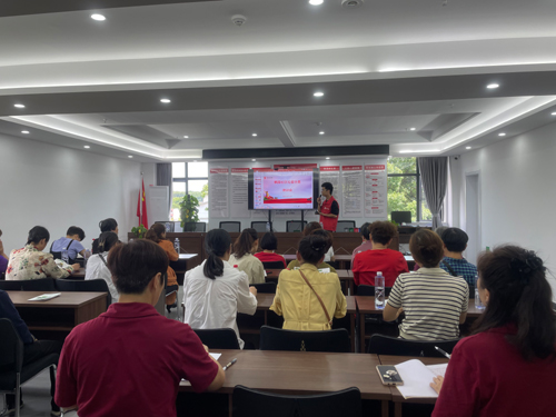 鹰潭市月湖区梅园街道枫园社区开展垃圾分类培训会