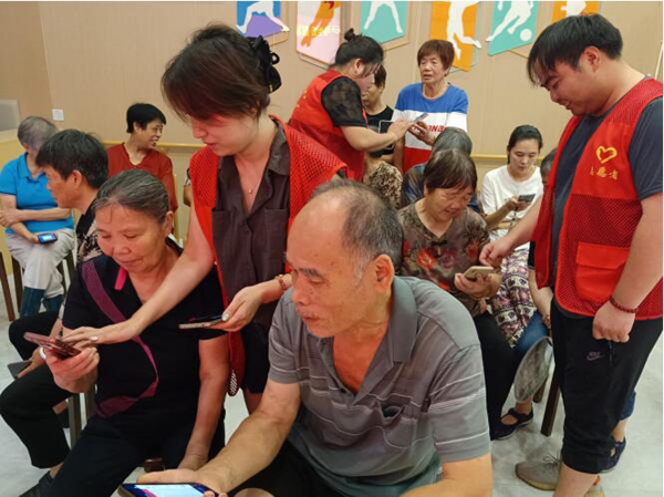 鹰潭市月湖区江边街道赵家弄社区开展“乐享生活·智慧助老”老年人智能手机培训活动