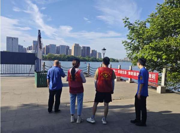 鹰潭市月湖区江边街道立新社区开展“炎”防溺水 安全一“夏”防溺水巡查行动