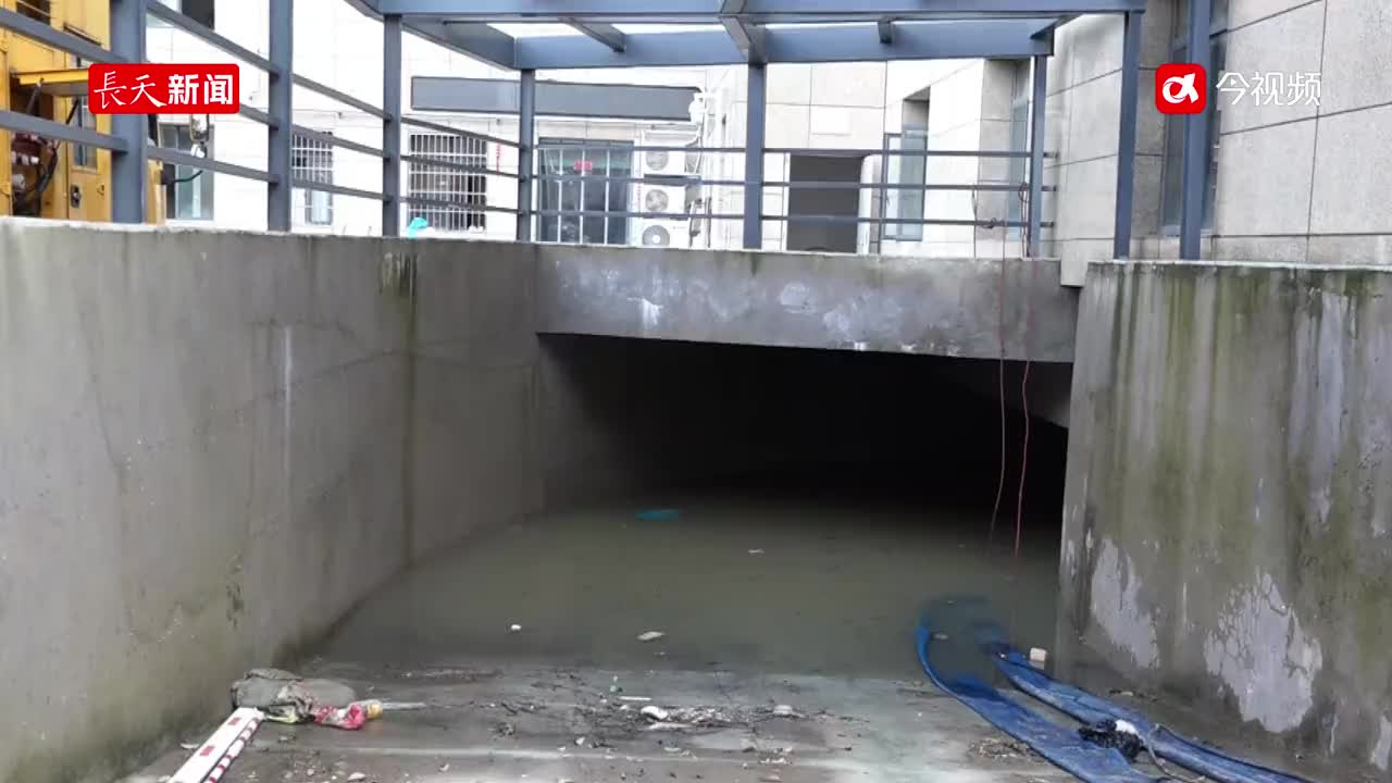 车库被淹居民生活受影响，消防连续10小时排涝