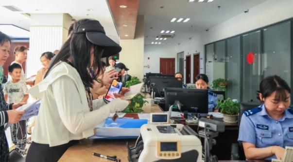 上饶市信州公安：出入境办证迎高峰 窗口高效服务获赞