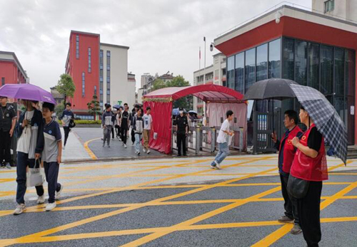 鹰潭市月湖区江边街道山背社区开展“守护放学路·护航正行动”志愿活动