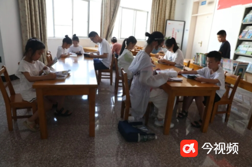 上饶玉山：图书馆里书香浓 避暑“充电”两不误