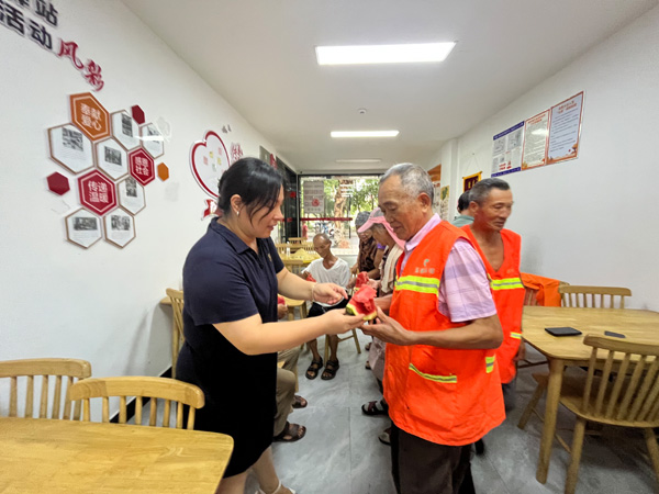 鹰潭市月湖区梅园街道梅园社区红色驿站开展“党建引领送清凉，社区关怀沁人心”志愿服务活动